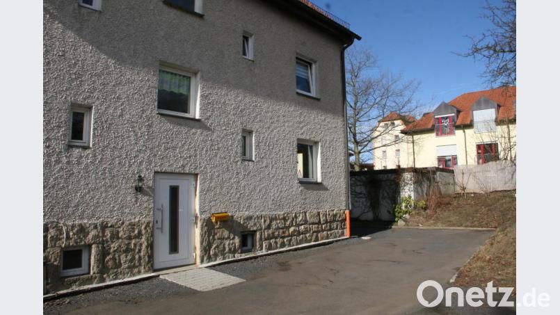 Die neuen Haustüren (hier Marienstraße 40) wurden bereits im Vorjahr eingebaut. Nun soll ein Vorbau für Wetterschutz sorgen. Bild: wro