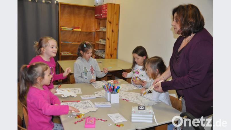 Nach der Vorlesestunde in der Bücherei ging's ans Bastel und Ausmalen. Bild: ak