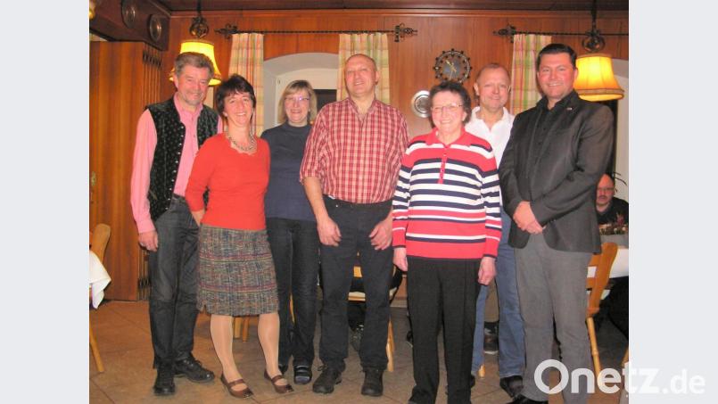 Der Jubilarin Erika Weig (Dritte von rechts) gratulieren (von links) Altbürgermeister Johann Walbrunn, Schwiegertochter Cornelia Weig, Tochter Franziska Dornisch, Sohn Fritz Weig, Sohn Hans Weig und Bürgermeister Rainer Rewitzer. Bild: tu