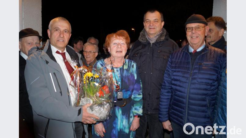Gut aufgelegt nimmt Verlegerin Bärbel Panzer (Mitte) nach dem gelungenen Ständchen der „Frohsinn“-Sänger die Glückwünsche zu ihrem 75. Wiegenfest am Elternhaus in Schirmitz entgegen. Vorsitzender Wolfgang Bäumler (links) überreicht eine Blumenschale. Bild: du
