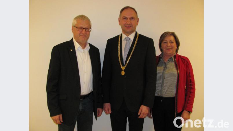Das Manteler &quot;Bürgermeister-Dreigestirn&quot; besteht aus Bürgermeister Richard Kammerer (Mitte), seiner Stellvertreterin Rita Steiner (rechts) und drittem Bürgermeister Johann Gurdan (links). Alle drei gehören der Mehrheitspartei CSU an. Bild: sei