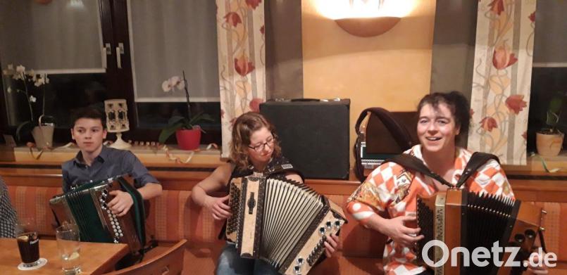 Auch die jungen Musikanten greifen beim Stammtisch in die Tasten. Bild: exb