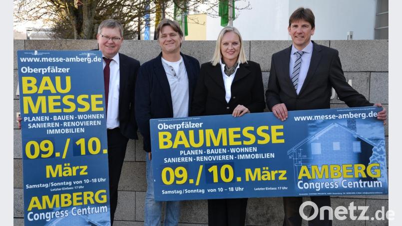 Petra Strobl (Zweite von rechts), die Chefin der Amberger Congress Marketing ist sich sicher: „Für alle, die kaufen, bauen oder sanieren möchten, ist die Messe ein Muss.“ Oberbürgermeister Michael Cerny (links), Veranstalter Thomas Resch (rechts) und Harald Graf von der Amberger Werbeagentur hp teilen diese Auffassung. Bild: tk