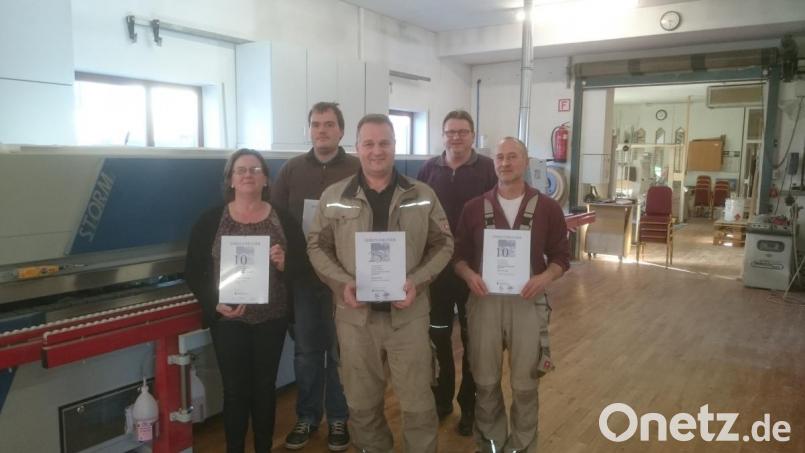 Die geehrten Mitarbeiter der Schreinerei Schönberger (von links): Walburga Schönberger, Lothar Hoyer, Anton Christinger dahinter Dominik Baumer und Geschäftsführer Werner Schönberger. Bild: ral