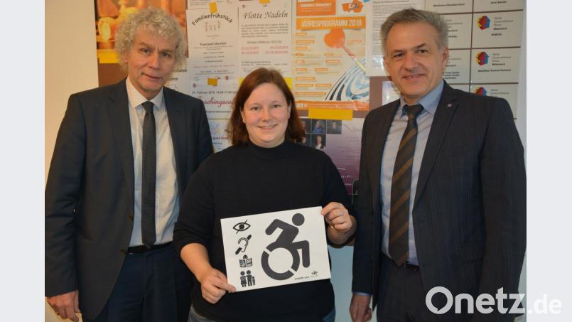 Christina Ponader präsentiert das Erstlingswerk des Signets „Barrierefreiheit“, das sie gemeinsam mit Doris Scharnagl-Lindinger entworfen hat. Landrat Wolfgang Lippert (links) und Lebenshilfe-Vorsitzender Roland Grillmeier gaben sich beeindruckt. Vorgestellt wurde das neue Zeichen im Mitterteicher Mehrgenerationenhaus. Bild: jr
