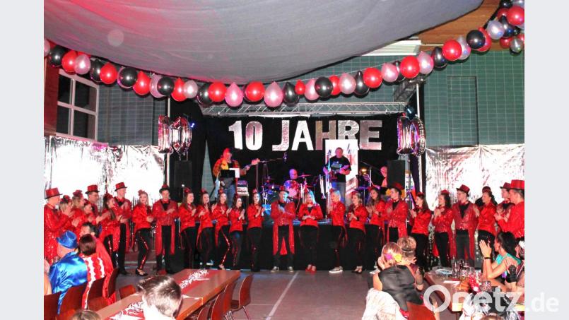 Die Aktiven legten sich extra ein neues Outfit in den Vereinsfarben zu und marschieren mit Frack und Zylinder zu einem grandiosen Start in das farbenfrohe Spektakel ein. Bild: fjo