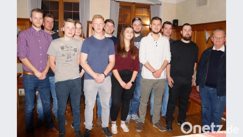 Der neue Vorstand der Kirwagemeinschaft Ammerthal mit Sebastian Graßer (links), Dominik Weiß (Dritter von links), Sarah Hirschmann (vierte von links),
 Marcel Pemp (fünfter von links) und Zweitem Bürgermeister Hans Lang (rechts). Bild: oe