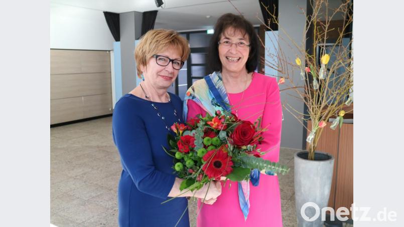 Rektorin Hannelore Reil-Heining überreicht Marie Luise Pfeifer zum Abschied einen Strauß Blumen. Bild: exb