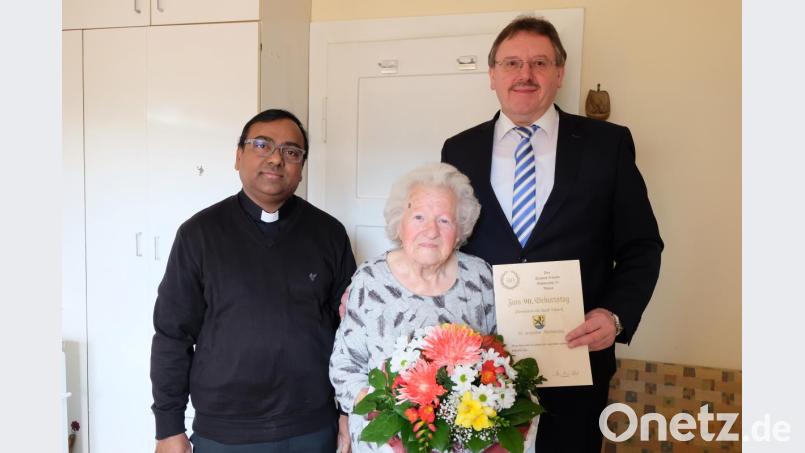 Bürgermeister Hans-Martin Schertl (rechts) und Pfarrvikar Hrudaya Kumar Madanu überbringen der Jubilarin Elisabeth Schmidt die Glückwünsche zum 90. Geburtstag. Bild: Stefanie Gradl