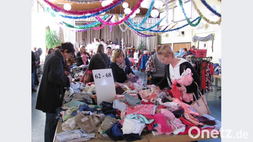 Kleidung für das neugeborene Baby war beim Basar in Mantel ebenso zu haben wie Kleidung für Kinder bis zum Teenager-Alter . Bild: sei