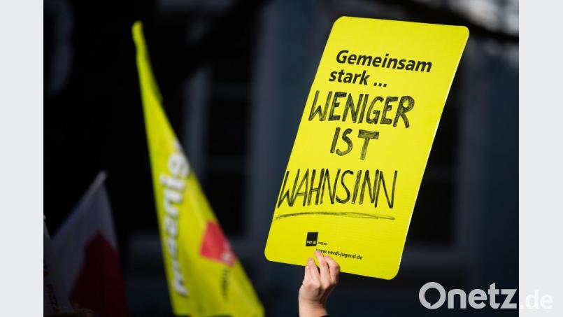 Bei einer Demonstration hält ein Mann ein Plakat in die Höhe. Bild: Nicolas Armer