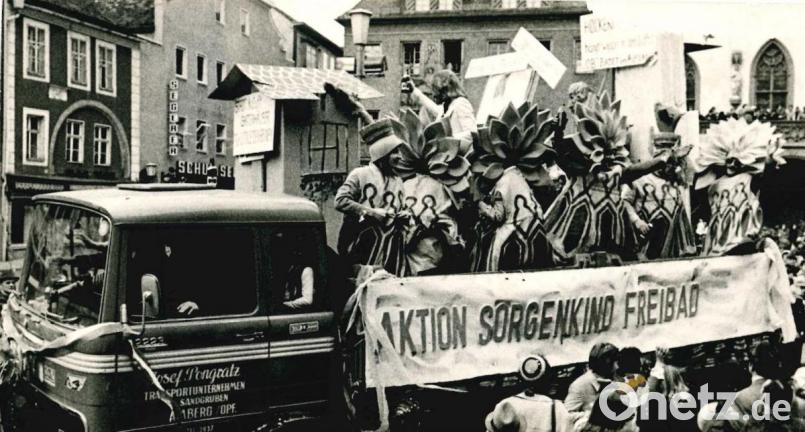 Das Hockermühlbad macht den Ambergern 1972 große Sorgen. Nur gut, dass man das an Fasching thematisieren kann. Bild: exb