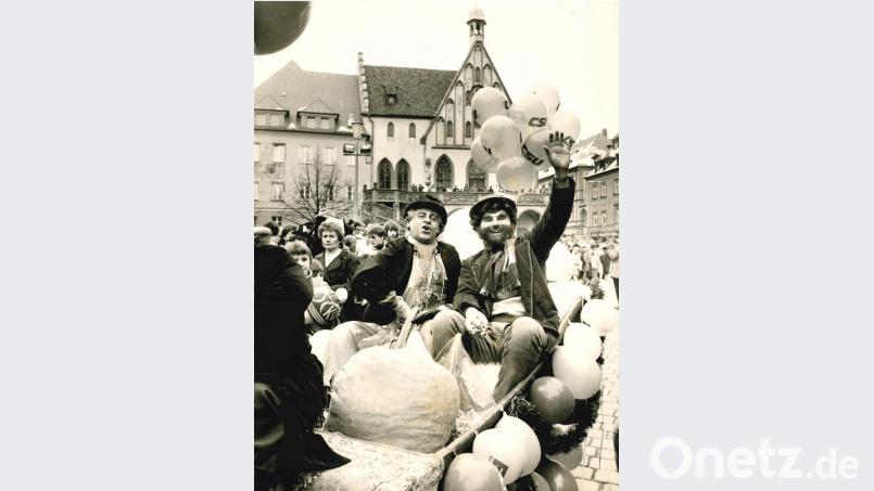 Fasching 1984. Oberbürgermeister Franz Prechtl (links) hat sich einen ganz besonderen Gast auf seinen Wagen gesetzt: Den damaligen Landrat Hans Wagner. Archivbild: Richard Heider