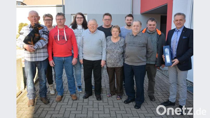 Rosa-Marie Mehlhase (5. von rechts) feierte am Sonntag ihren 80. Geburtstag. Seit fast sechs Jahrzehnten ist sie mit ihrem Mann Horst (links neben ihr) verheiratet, dieses Jubiläum kann im Juni begangen werden. Zum Geburtstag gratulierten (von rechts) Bürgermeister Roland Grillmeier und Kaplan Dr. Matthias Nowotny, sowie ihre Kinder und Enkelkinder. Bild: jr