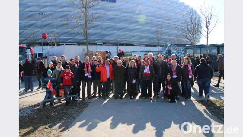 Der FC-Bayern-Stammtisch schießt ein Erinnerungsfoto vor dem Spiel gegen Hertha. Bild: knh