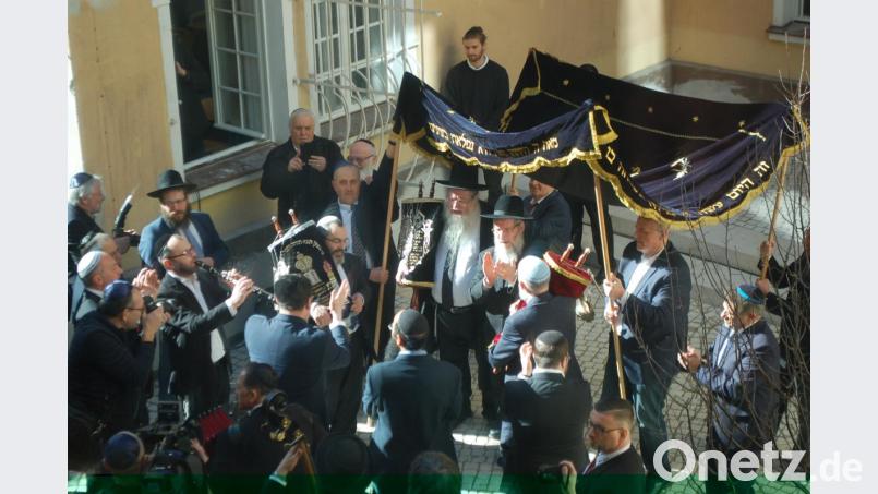 Mit Musik und Tanz trugen die Rabbiner die Thorarollen der jüdischen Gemeinde vom bisherigen Gebetsraum in die neue Synagoge. Bild: gib