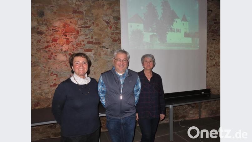 Gästeführerin Elisabeth Hammer (links) und Tourismusbeauftragte Adolfine Nitschke unterstützen Markus Suttner bei seinem Vortrag im Zehentkasten. Mit alten Bildern führt er die Besucher zurück in die Vergangenheit. Bild: rha