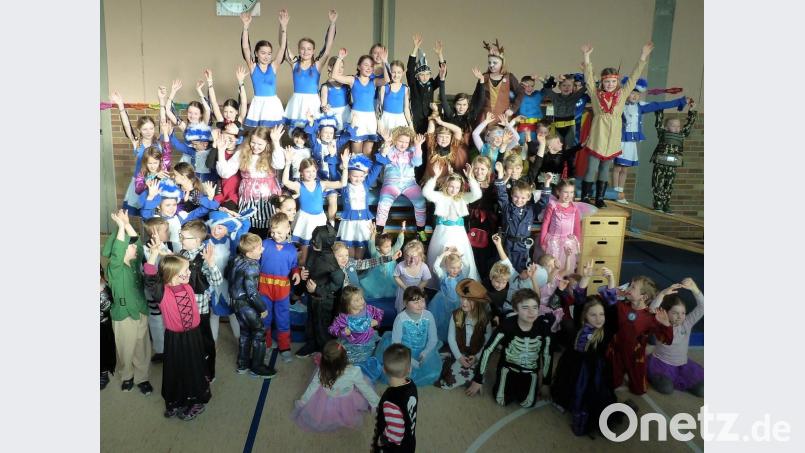 Einen gelungenen und lustigen Nachmittag erleben Turnerkinder, Kindergarde und Eltern bei der Faschingsolympiade des FCS in der Turnhalle in Schlicht. Bild: ct