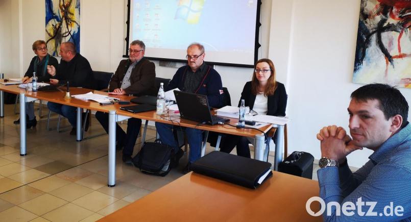 Der Wasserzweckverband Brudersdorfer Gruppe entschied auf Anregung von Expertin Marina Maier (zweite von rechts), den Wasserpreis fast zu verdoppeln. Kämmerer Hans Werner (links daneben) sprach davon, dass &quot;wir zwei schlimme Jahre hinter uns haben&quot;. Markus Ries (rechts) wird neuer Wassserwart des Zweckverbands. Geleitet wurde die Sitzung vom Nabburger Bürgermeister Armin Schärtl (Dritter von links), links neben ihm sein Schmidgadenener Kollege Josef Deichl. Bild: Thomas Dobler