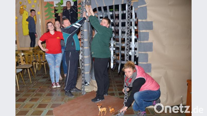 Eine Zugbrücke samt Falltor und Eisenketten ist nur ein Detail, welches unter Ideengeberin Daniela Roth (rechts) für den Sportlerball entstand. Bild: fjo