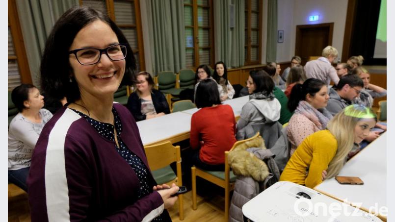 Referentin Ines Gailitzdörfer vermittelt den Eltern, wie wichtig es ist, dass Kinder in aller Ruhe Entwicklungsstufen durchlaufen können. Bild: le