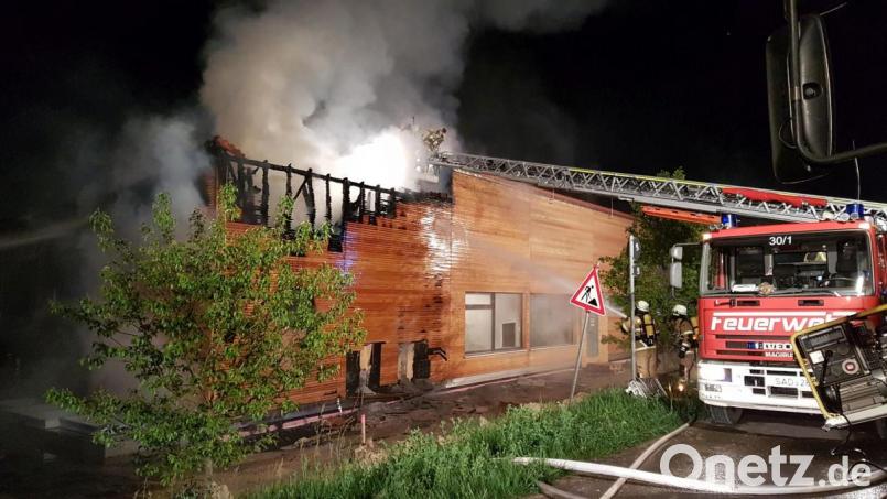 27. April 2018: Das Betriebsgebäude bei der Holzkugel am Steinberger See stand in Flammen. Das Landgericht in Amberg verhandelt nun wegen Brandstiftung. Archivbild: doz