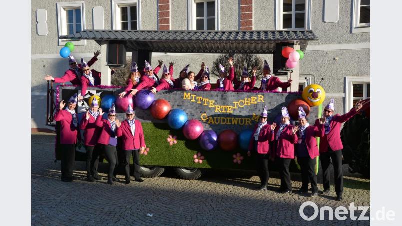 Der Verein „Gaudiwurm“ freut sich auf den zwölften Mitterteicher Faschingszug am Samstag ab 13.31 Uhr. Vorsitzender Michael Zintl (links) und sein Team haben die Vorbereitungen abgeschlossen. Bild: jr
