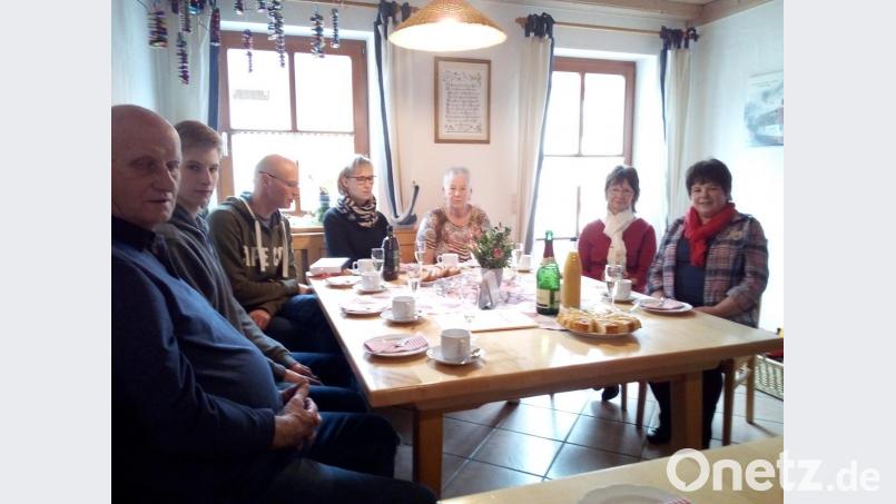Links die Familie Krönert mit Vermieterin Christa Bayer und zweiter Bürgermeisterin Gabi Hawranek (von rechts) Bild: twg
