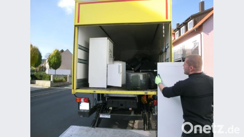 Zwei Mal im Jahr fahren in den Gemeinden Entsorgungsfahrzeuge für sperrigen Müll vor. Die Abfallberatung des Landkreises hat ein Auge darauf, was die Bürger so vor die Tür stellen. Bild: exb