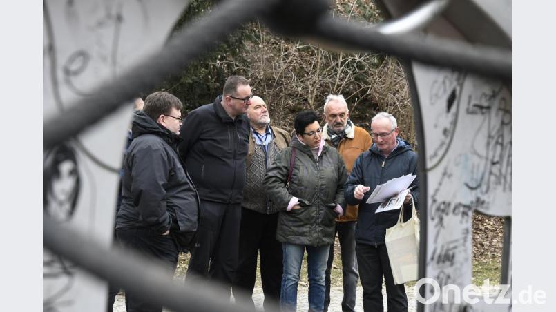 Bernhard Frank (rechts) führt die SPD-Stadtratsfraktion sachkundig zum Thema Spielplätze durch den Stadtgraben. Im Bild von links: Daniel Holzapfel, Roland Pirner, Martin Seibert, Fraktionsvorsitzende Birgit Fruth und Karlheinz Neumeier. Bild: Petra Hartl