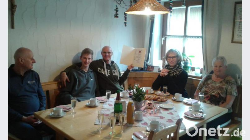 Familie Krönert ist stolz auf die Urkunde der Gemeinde Pullenreuth. Bild: twg