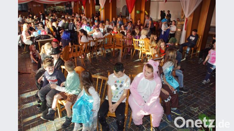 Beim Kinderfasching in der MMM-Kantine gab es bei der „Reise nach Jerusalem“ ein Gewusel auf der Suche nach einem freien Stuhl. Bild: mmj