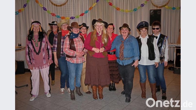Die Wernberger Frauen bekamen viel Applaus für "Ich will `nen Cowboy als Mann" Bild: twi