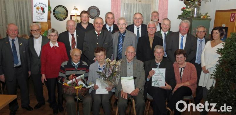 60 Jahre Siedlergemeinschaft „Am Krumpes“: Ein Grund groß zu feiern. Viele Ehrengäste loben den Zusammenhalt und Treue. Schriftführer Hermann Legat (sitzend Zweiter von rechts) erhielt die Ehrenmitgliedschaft verliehen. Bild: Dobmeier