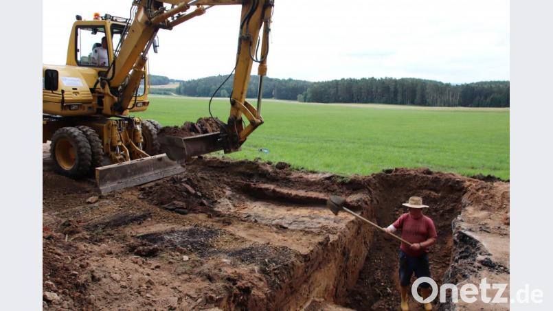 Der 19. Juni 2018 geht in die Annalen des Wasserzweckverbands als Tag des Schreckens ein. Es kam zu einer Reihe von Wasserrohrbrüchen, der gravierendste ereignete sich zwischen Brudersdorf und Diepoltshof, beide Stadt Nabburg. Für die Reparatur der Hauptzubringerleitung (Bild) musste die Gemeindeverbindungsstraße komplett gesperrt werden. Archivbild: Thomas Dobler