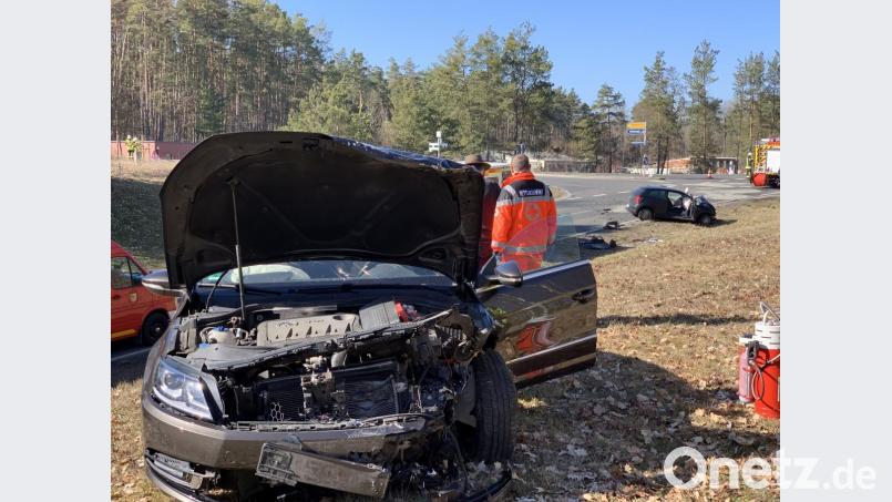 Dieser VW CC hat nach einem Zusammenstoß, bei dem zwei Menschen verletzt wurden, nur noch Schrottwert. Bild: Michael Ascherl