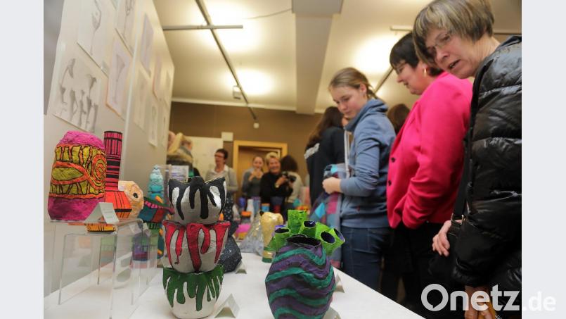 Die Besucher der Vernissage bewundern die unterschiedlichen Arbeiten der Schüler – wie zum Beispiel Entwürfe für Vasen. Bild: Wolfgang Steinbacher