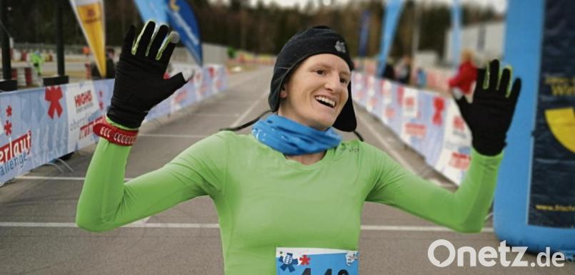 Mit Mütze und Handschuhen als Erste ins Ziel: Eva Müller gewann die Frauenwertung beim zweiten Lauf der Winterlauf-Challenge. Bild: exb