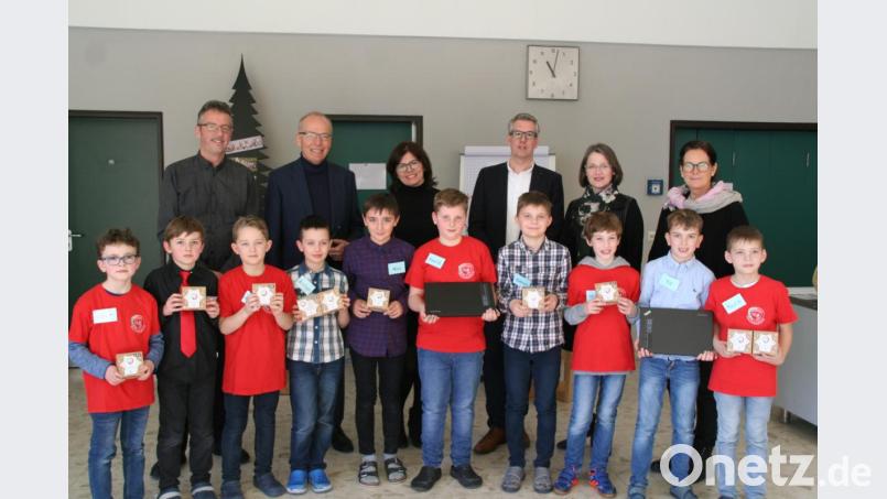 Die Aktiven der Robotik-Arbeitsgemeinschaft mit (von links) Wirtschaftsinformatiker Hubert Ernstberger, IGZ-Geschäftsführer Wolfgang Gropengießer, Rektorin Petra Andritzky, Elternbeiratsvorsitzendem und Sponsor der Arbeitsgemeinschaft Technik Alexander Schraml, Schulrätin Martina Puff und Bürgermeisterin Friederike Sonnemann. Bild: fpoz