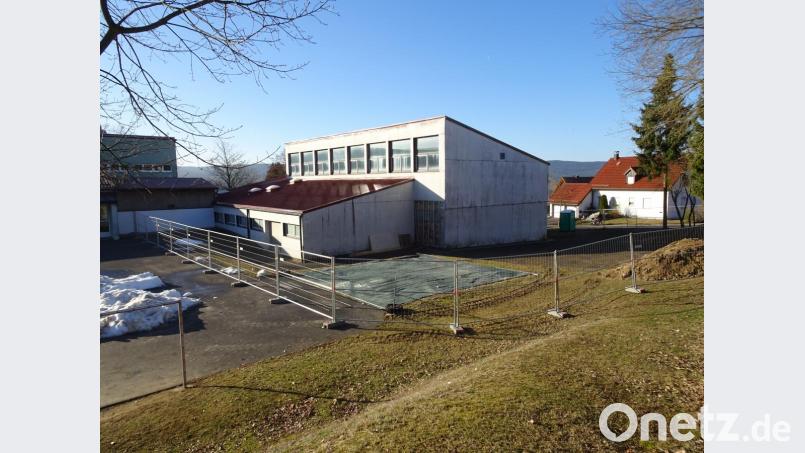 Die Sanierung der Schulturnhalle hat begonnen. Inzwischen sind alle Aufträge vergeben. Bild: rti