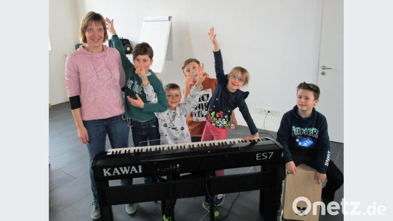 Viel Spaß hatten Kinder und Senioren zusammen mit Dekanatskantorin Kerstin Schatz beim ersten „KiSeMu“-Nachmittag. Bild: exb