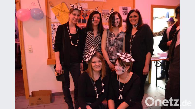 Die jungen Damen vom Kinderbasar gehen als Schachbrett. Bild: gi