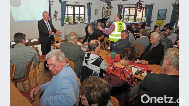 Es gab eine lebhafte Diskussion mit der CSU in der Almhütte zum Stromtrassenausbau. Bild: Dobmeier