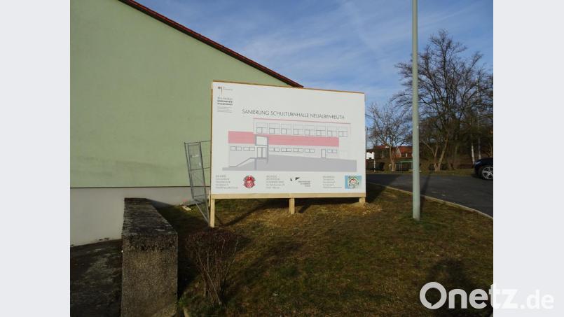 Inzwischen weist auch eine Bautafel auf die Sanierung der Schulturnhalle hin. Bild: rti