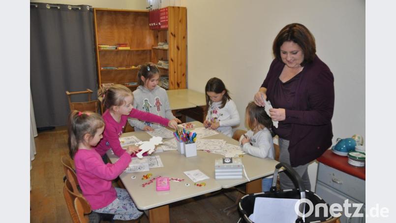 Nach der Vorlesestunde in der Bücherei ging's ans Bastel und Ausmalen. Bild: ak