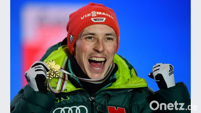 Eric Frenzel jubelt bei der Siegerehrung mit seiner Goldmedaille für den Sieg im Einzel auf der Großschanze. Bild: Hendrik Schmidt/dpa