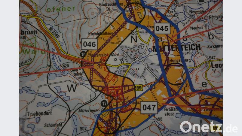 Diese Planunterlagen über den möglichen Trassenverlauf bei Mitterteich lagen am Montagabend in Leonberg aus. Bild: jr