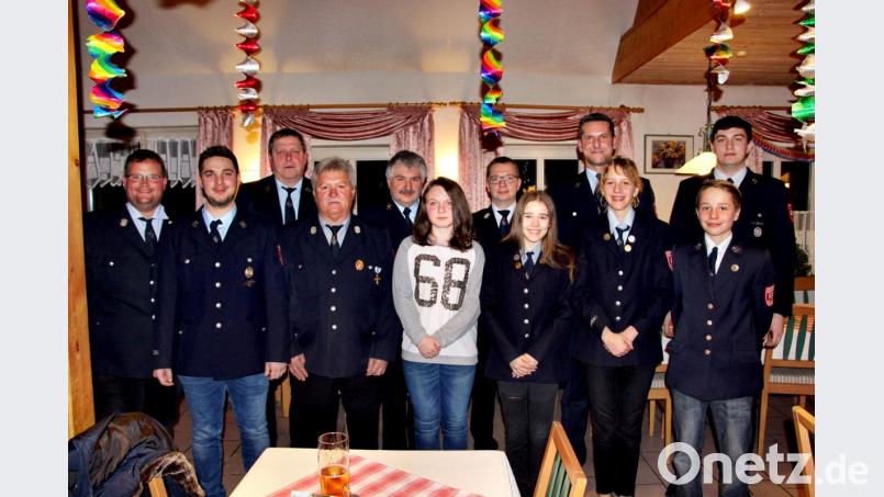 Mit dem Feuerwehrnachwuchs freuen sich die Führungskräfte über die erworbenen Abzeichen. Von links Erster Kommandant Daniel Lobewein, der neu gewählte Zweite Kommandant Adrian Lutter, Vorsitzender Erwin Grötsch, der bisherige Zweite Kommandant Robert Hollederer, Kreisbrandinspektor Hans Sperber, Marleen Lederer (Wissenstest Stufe I), Kreisbrandmeister Christian Meyer, Theresa Vogel (Wissenstest Stufe III), Bürgermeister Roman Berr, Sarah Ertel (Wissenstest Stufe III), Merlin Ertel (Wissenstest Stufe I) und Jugendwart Stefan Pesel. Bild: ds