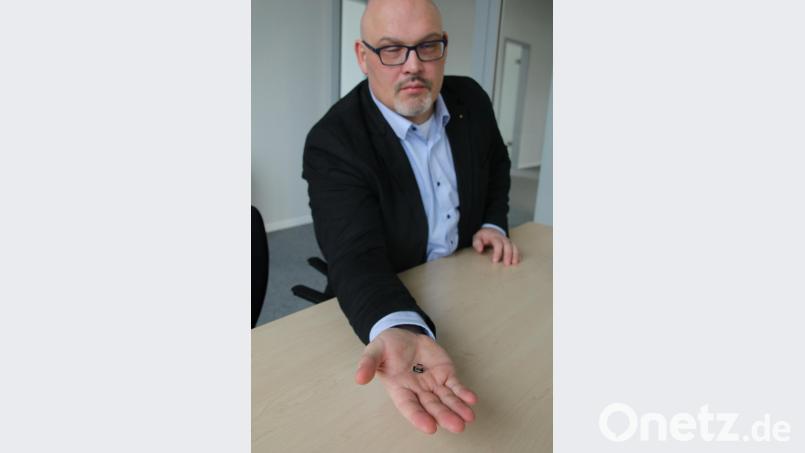 Sicherheit für die Westentasche: Professor Andreas Aßmuth, Wissenschaftlicher Leiter des Rechenzentrums der OTH Amberg-Weiden, zeigt seinen Authentifizierungs-USB-Yubikey. Bild: jrh