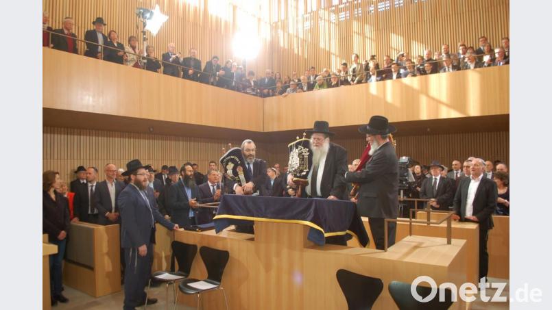 Die Rabbiner um Josef Chaim Bloch (Mitte) brachten die Thorarollen in die neue Synagoge. Bild: gib